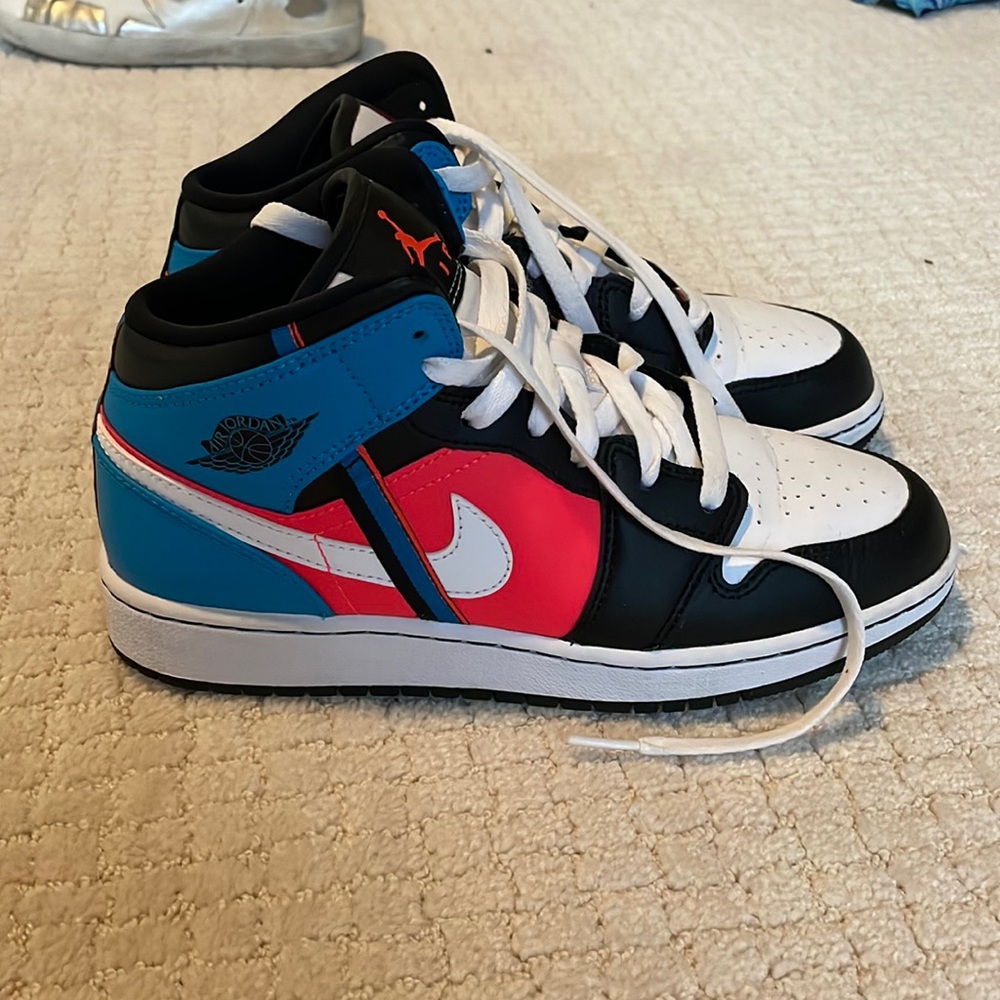 jordan 1 mids youth 5.5 (womens 7)